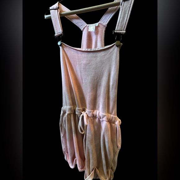 VENUS Light Pink Camo Overalls Shorts Sz M - Picture 1 of 5